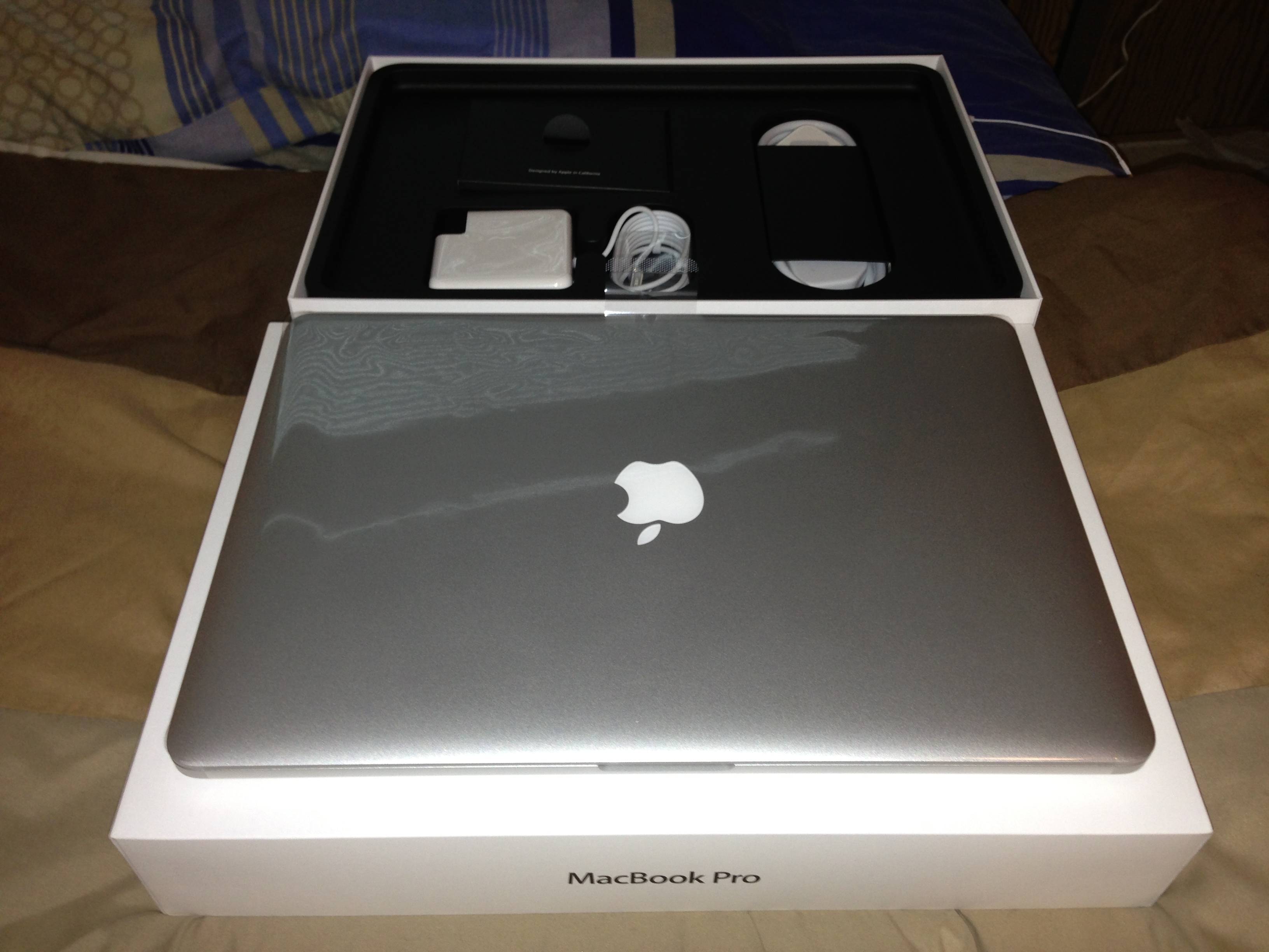 The MacBook Pro Retina and its box The MacBook Pro Retina and its box
